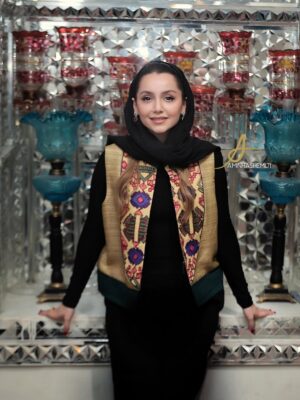 Nazanin Bayati Instagram - گاه عشق گم است،اما هست،هست،چون نیست.
عشق مگر چیست؟
آن چه که پیداست؟
نه،عشق اگر پیدا شد که دیگر عشق نیست.
معرفت است.عشق از آن رو هست ،که نیست.
پیدا نیست و حس می شود.
می شوراند.
منقلب می کند.
به رقص و شلنگ اندازی وا می دارد.
می گریاند.
می چزاند.
می کوباند
و
می دواند.
.
📖جای خالی سلوچ
🖋️استاد محمود دولت آبادی
.
.
بماند به یادگار زادروز تولد شما ⭐️🖋️⭐️
.
سایه تان برای ایران و ادبیات پایدار و برقرار بماند🙏🏻
قلم شما ریشه در خاک دارد و جان در جان مردم🖋️🌸
.
@aminhashemi.71 📸🙏🏻