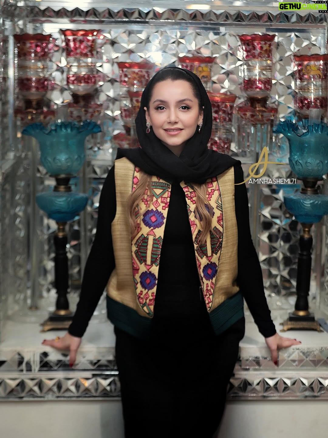 Nazanin Bayati - 143.8K Likes - ⁨	⁨	گاه عشق گم است،اما هست،هست،چون نیست.
عشق مگر چیست؟
آن چه که پیداست؟
نه،عشق اگر پیدا شد که دیگر عشق نیست.
معرفت است.عشق از آن رو هست ،که نیست.
پیدا نیست و حس می شود.
می شوراند.
منقلب می کند.
به رقص و شلنگ اندازی وا می دارد.
می گریاند.
می چزاند.
می کوباند
و
می دواند.
.
📖جای خالی سلوچ
🖋️استاد محمود دولت آبادی
.
.
بماند به یادگار زادروز تولد شما ⭐️🖋️⭐️

.
سایه تان برای ایران و ادبیات پایدار و برقرار بماند🙏🏻
قلم شما ریشه در خاک دارد و جان در جان مردم🖋️🌸
.

‪‪@aminhashemi.71‬‬ 📸🙏🏻⁩⁩