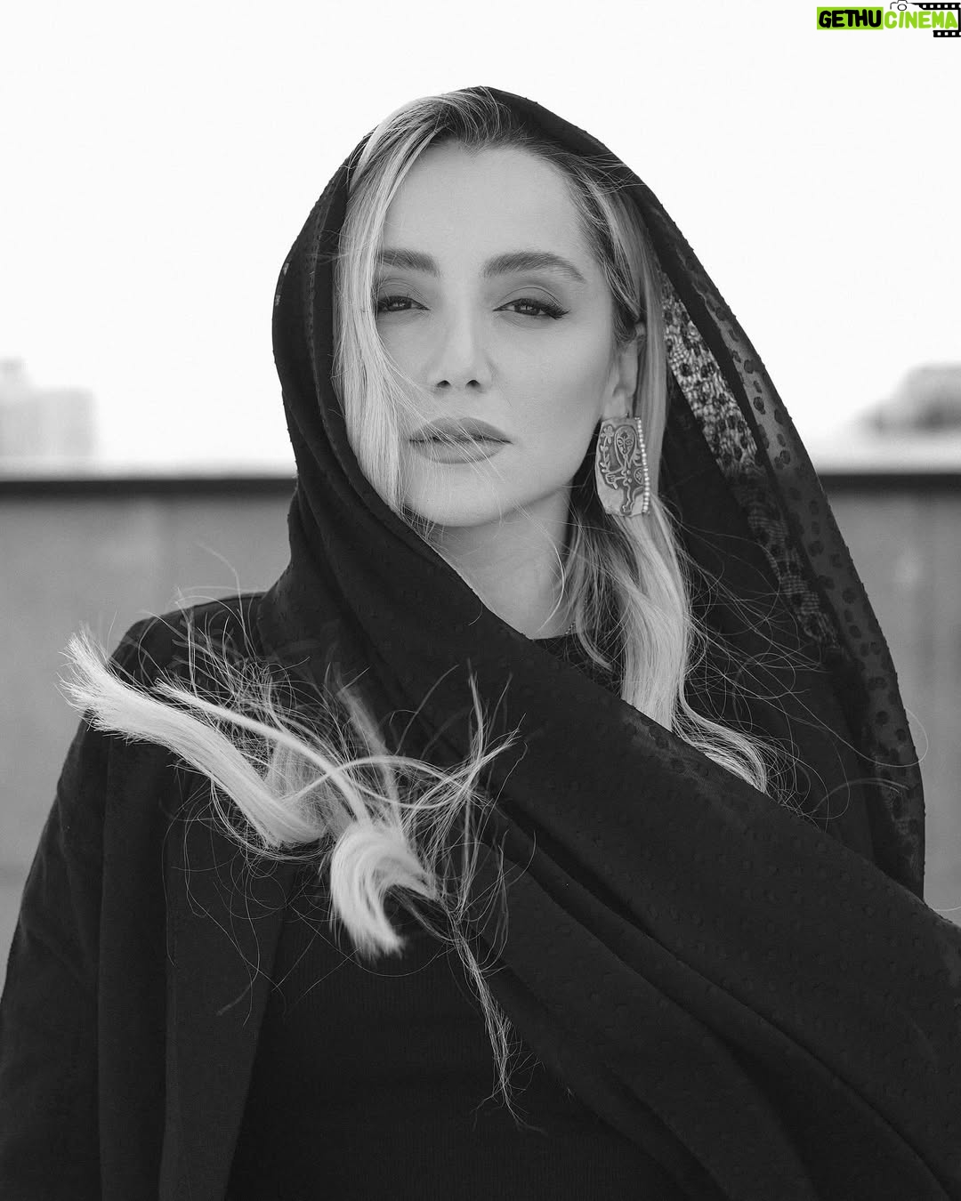 Nazanin Bayati - 334.6K Likes - .
نگاه کن که غم درون دیده ام
چگونه قطره قطره آب می شود
چگونه سایهٔ سیاه سرکشم
اسیر دست آفتاب می شود...
.
.
.
.
فروغ
.
.
.
@cinemanovin 🙏🏻
.
@behrouz_sasani 📸📷🙏🏻
.
@sheydakhalilimakeup💄✨🙏🏻
.
@hodarazeghi 🎀💇🙏🏻