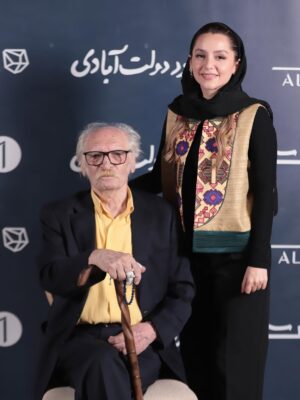 Nazanin Bayati Instagram - گاه عشق گم است،اما هست،هست،چون نیست.
عشق مگر چیست؟
آن چه که پیداست؟
نه،عشق اگر پیدا شد که دیگر عشق نیست.
معرفت است.عشق از آن رو هست ،که نیست.
پیدا نیست و حس می شود.
می شوراند.
منقلب می کند.
به رقص و شلنگ اندازی وا می دارد.
می گریاند.
می چزاند.
می کوباند
و
می دواند.
.
📖جای خالی سلوچ
🖋️استاد محمود دولت آبادی
.
.
بماند به یادگار زادروز تولد شما ⭐️🖋️⭐️
.
سایه تان برای ایران و ادبیات پایدار و برقرار بماند🙏🏻
قلم شما ریشه در خاک دارد و جان در جان مردم🖋️🌸
.
@aminhashemi.71 📸🙏🏻