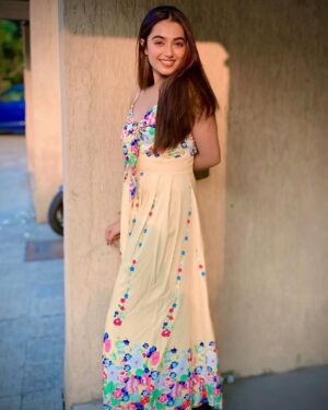 Neeharika Roy Instagram - Sun-kissed & loving it🌼🌿
.
🧿
#neeharikaroy