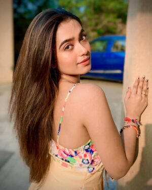 Neeharika Roy Instagram - Sun-kissed & loving it🌼🌿
.
🧿
#neeharikaroy