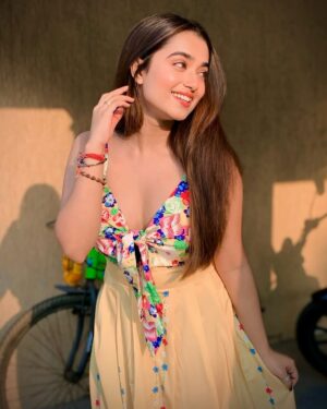 Neeharika Roy Instagram - Sun-kissed & loving it🌼🌿
.
🧿
#neeharikaroy