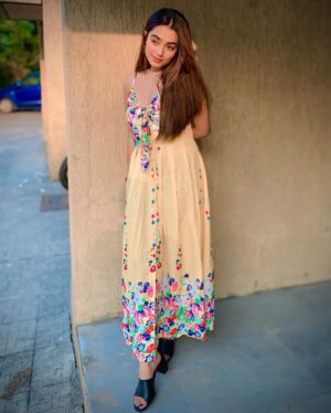 Neeharika Roy Instagram - Sun-kissed & loving it🌼🌿
.
🧿
#neeharikaroy
