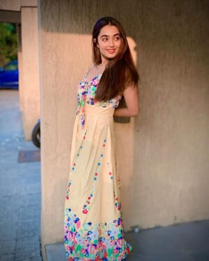Neeharika Roy Instagram - Sun-kissed & loving it🌼🌿
.
🧿
#neeharikaroy