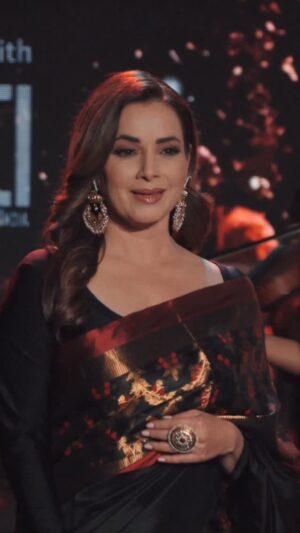 Neelam Kothari Instagram - @neelamkotharisoni for Sanjukta Dutta at Lakmē Fashion Week in partnership with FDCI.
@sanjukta_dutta_ @lakmeindia @fdciofficial @nexaexperince @reliancebrandsltd @r1seworldwide
#Bejewelyourface #LakmēFashionWeekxFDCI #LFWxFDCI #LakmēFashionWeek #LFW #FDCI #LakmeBejewel