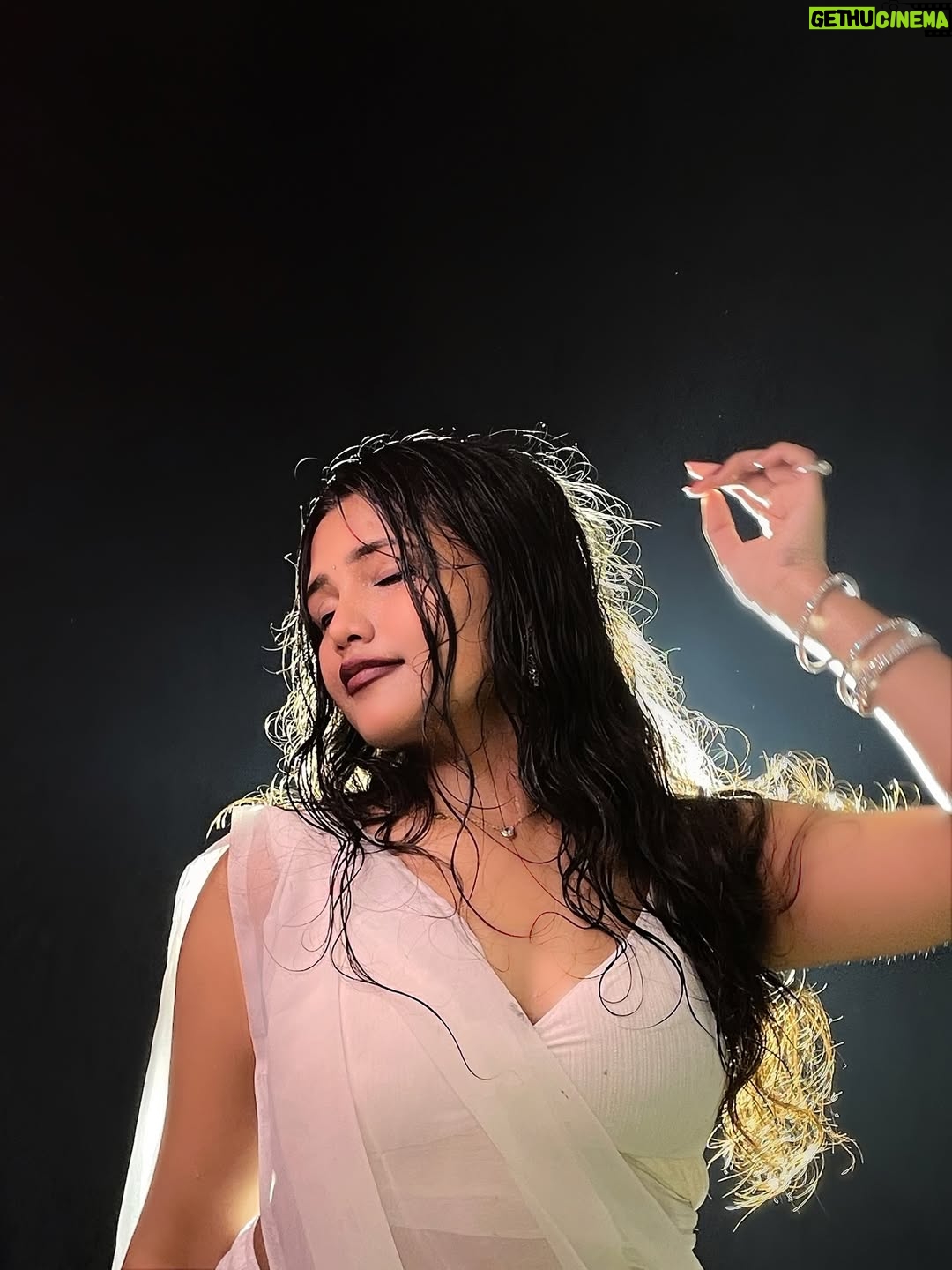 Neha Rana - 1K Likes - No nauk tauk please!!! 😉
,
.
.
#picpftheday #monsoom #rain #tremding #picture #explore #neharana #viral