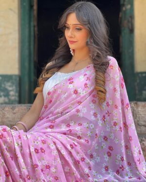 Neha Singh Instagram - Beautiful pink flower print saree by @dezeb.in 💕🥰 in very affordable price 🥰go nd buy it now ✅

Makeup by @celebritymuamandeep 💕