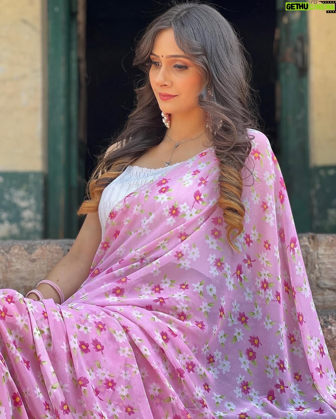 Neha Singh - 568 Likes - Beautiful pink flower print saree by @dezeb.in 💕🥰 in very affordable price 🥰go nd buy it now ✅

Makeup by @celebritymuamandeep 💕