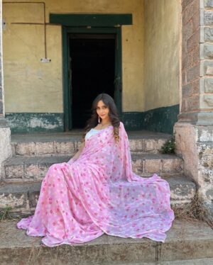 Neha Singh Instagram - Beautiful pink flower print saree by @dezeb.in 💕🥰 in very affordable price 🥰go nd buy it now ✅

Makeup by @celebritymuamandeep 💕