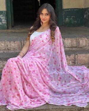 Neha Singh Instagram - Beautiful pink flower print saree by @dezeb.in 💕🥰 in very affordable price 🥰go nd buy it now ✅

Makeup by @celebritymuamandeep 💕