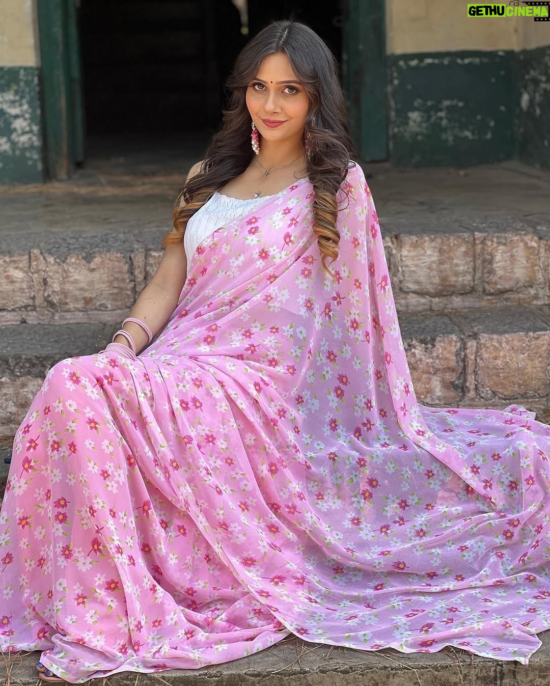 Neha Singh - 568 Likes - Beautiful pink flower print saree by @dezeb.in 💕🥰 in very affordable price 🥰go nd buy it now ✅

Makeup by @celebritymuamandeep 💕