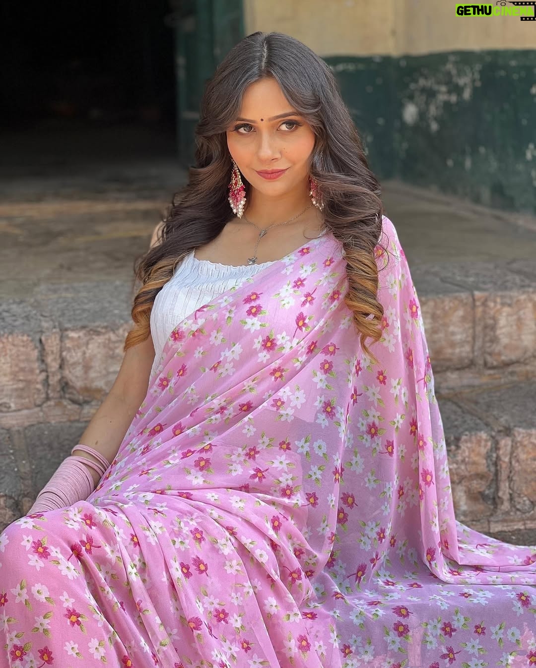Neha Singh - 568 Likes - Beautiful pink flower print saree by @dezeb.in 💕🥰 in very affordable price 🥰go nd buy it now ✅

Makeup by @celebritymuamandeep 💕