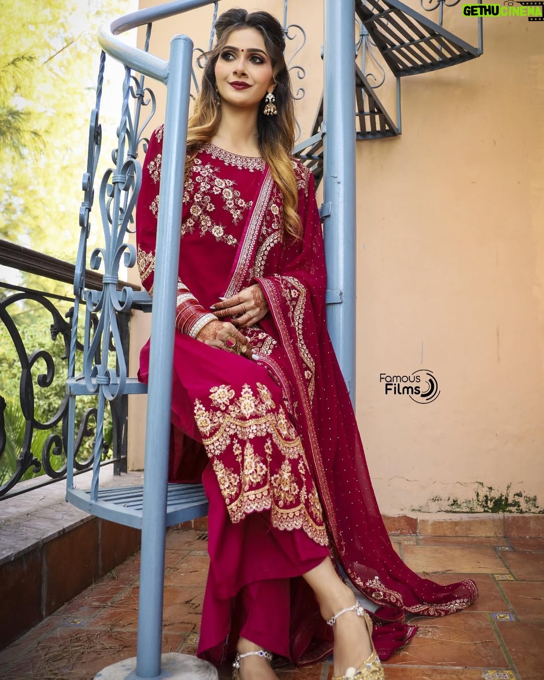 Neha Singh - 709 Likes - Makeup by @makeoverbymandeep_013 ❣️ look for “ja ve shudaiya “ song 🥰