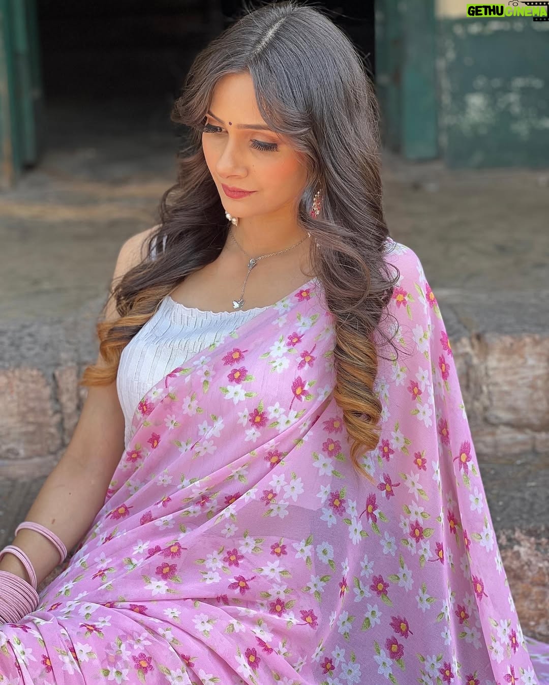 Neha Singh - 568 Likes - Beautiful pink flower print saree by @dezeb.in 💕🥰 in very affordable price 🥰go nd buy it now ✅

Makeup by @celebritymuamandeep 💕
