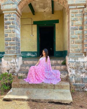 Neha Singh Instagram - Beautiful pink flower print saree by @dezeb.in 💕🥰 in very affordable price 🥰go nd buy it now ✅

Makeup by @celebritymuamandeep 💕