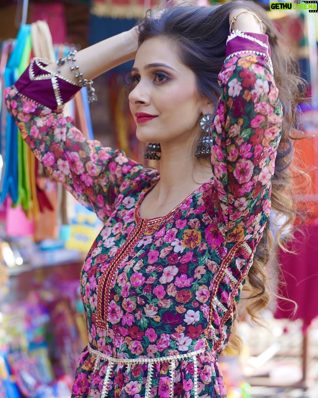 Neha Singh - 726 Likes - M in love with dis outfit @dezeb.in ❤️
Makeup by @celebritymuamandeep 💕