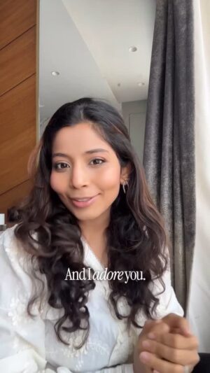 Neha Vora Jhaveri Instagram - If you too are a realistic Pinterest girl, I adore you 🎀💖
Toner @foxtaleskin 
Concealer & blush @hudabeauty @mynykaa 
Concealer brush @paccosmetic 
Compact @maccosmeticsindia 
Lip stick @urbandecaycosmetics 
Mascara @mamaearth.in 

[pinterest girly, makeup aesthetic, makeup, soft girl era, clean girl ear, aesthetic vibe]