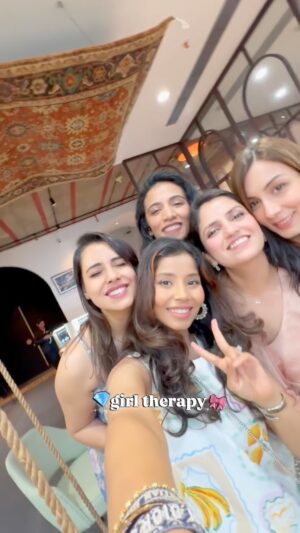 Neha Vora Jhaveri Instagram - Diamonds are a girl’s best friend and these are mine 💎👯‍♀️

Spent an evening with @truediamond.official and my fav girls exploring their new collection, spilling some tea and getting ourselves a diamond spa 💍
.
.
[Diamond, True Diamond, Lab Grown Diamonds, Diamond Spa, Girlfriends, Girl Therapy, Hi Tea]