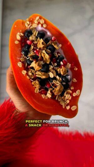 Neha Vora Jhaveri Instagram - This is your sign to try papaya boats, perfect for brunch, a snack, or honestly, anytime! ☀️ 🤤✨🥄 #papayaboats
@epigamia.official @true.elements
#healthyrecipes #breakfast #breakfastideas #breakfastrecipes #yougurt #epigamia #trueelements #rolledoats #healthybodyhealthymind #healthyfood