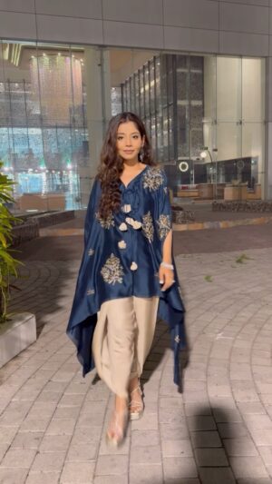 Neha Vora Jhaveri Instagram - #GRWM for Sangeet 💙💃✨
Outfit @jayantireddylabel
Earrings bracelet @aurnument
Bag @outhousejewellery
Listing my #makeup products down
Makeup pouch @popartsy_by_vaibhavi
Foundation @esteelauderin
Foundation brush @smashboxindia
Eyebrow kit @paccosmetic
Concealer & Loose powder @hudabeauty
Liquid eye shadow @nyxcosmetics_in ultimate glow shots
Holographic eye liner @mynykaa @nykaacosmetics
Lip liner @reneeofficial
Lipstick @officialswissbeauty