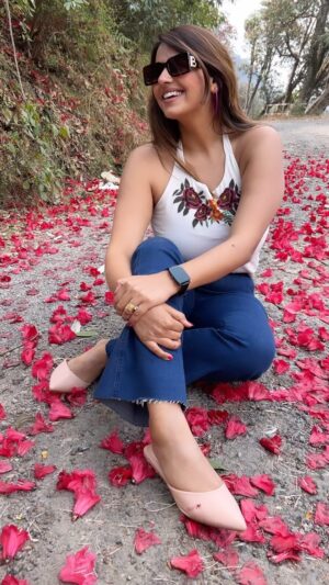 Neha Wadhawan Instagram - Create your own sunshine🙂
.
.
.
#white #flowers🌸 #road