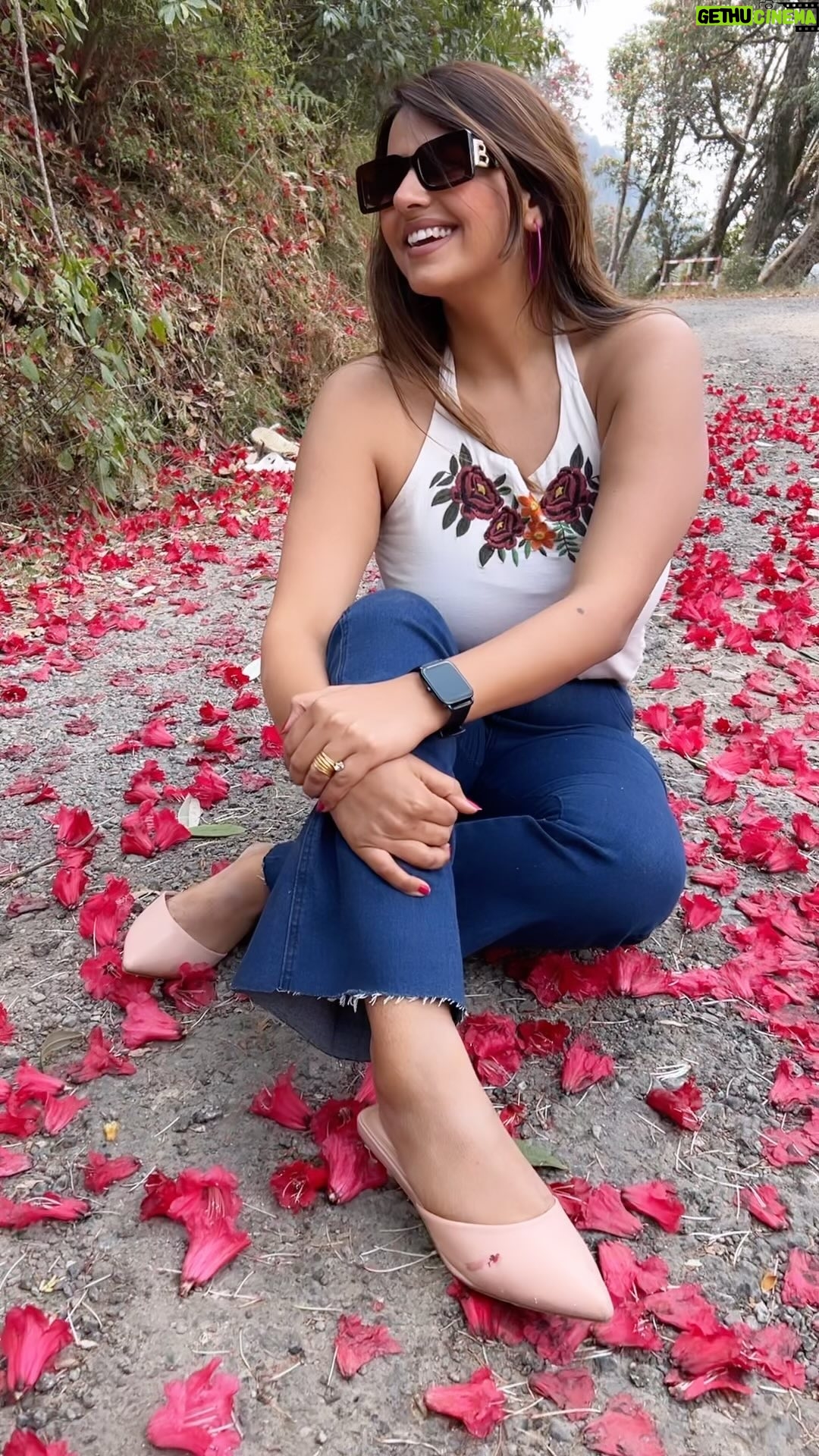 Neha Wadhawan - 3.1K Likes - Create your own sunshine🙂
.
.
.
#white #flowers🌸 #road