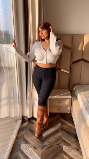 Neha Wadhawan Instagram - Jo tenu ☀️🎶🎶🎶
.
.
.
.
.
#winterfashion #sweater #jeans👖
