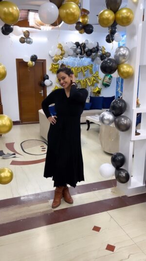 Neha Wadhawan Instagram - If you don’t like something, change it🤓
.
.
.
.
#longdress #winterstyle #black