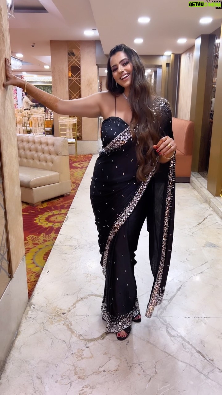 Neha Wadhawan - 24K Likes - Just carry it with elegance😄
.
.
.
.
#saree #black #bhaikishadi
