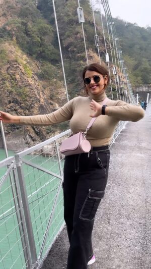 Neha Wadhawan Instagram - Life is not meant to be in one place😁
.
.
.
.
.
#bridge #river #mountain