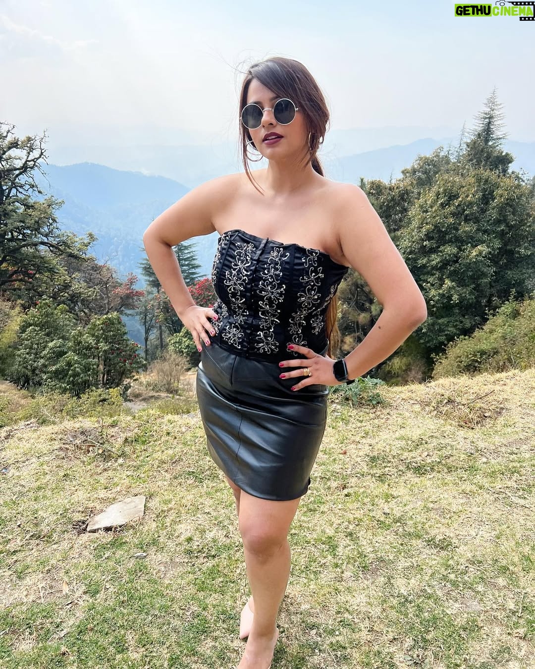 Neha Wadhawan - 1.3K Likes - Nothing but blue skies😄
.
.
.
.
#black #leather #skirt