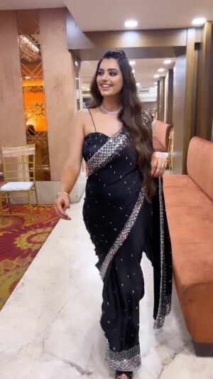 Neha Wadhawan Instagram - Everything looks good with confidence.
.
.
.
.
.
#black #saree #walk #indianweddingseason
