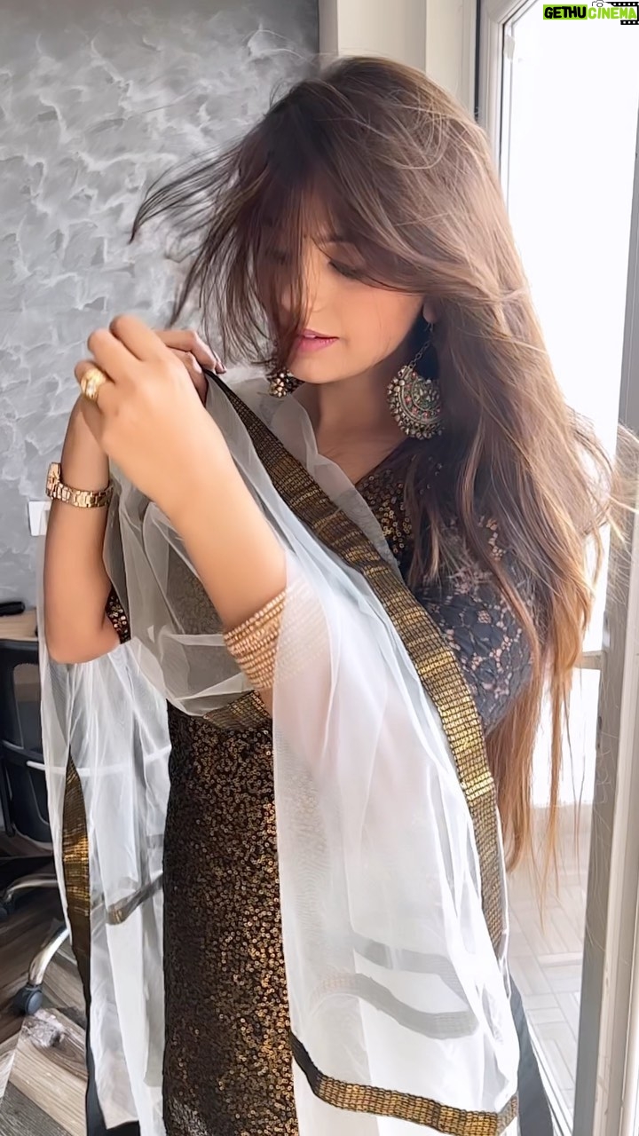 Neha Wadhawan - 4.5K Likes - Uden jab jab zulfen teri 🖤
.
.
.

.
#indiansuit #black #weddingwear