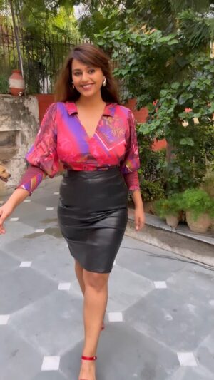 Neha Wadhawan Instagram - Trust yourself that you can do it and get it😎
.
.
.
.
.
.
.
.
.
#leatherskirt #fashionwalk #styling