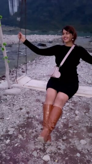 Neha Wadhawan Instagram - What’s on my bucket list? 😄
.
.
#river #blackdress #swing