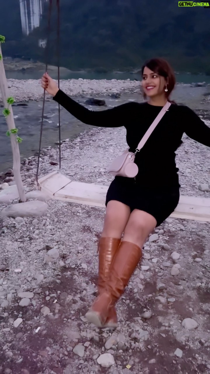 Neha Wadhawan - 1.9K Likes - What’s on my bucket list? 😄
.
.
#river #blackdress #swing