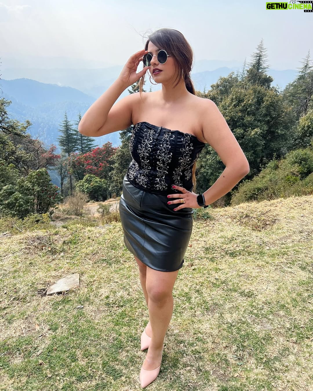 Neha Wadhawan - 1.3K Likes - Nothing but blue skies😄
.
.
.
.
#black #leather #skirt