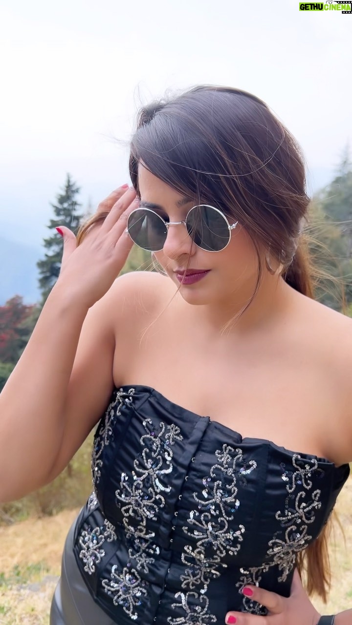 Neha Wadhawan - 1.5K Likes - Want to go back 🥹
.
.
.
#hills #black #skirt