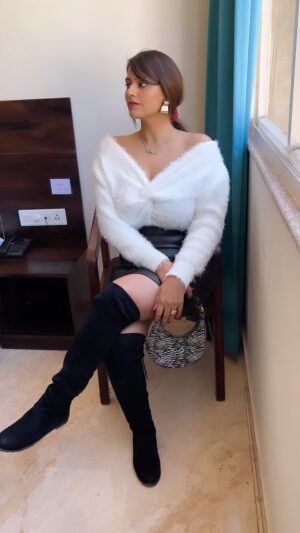 Neha Wadhawan Instagram - Life is short and the world is wide🖤🤍
.
.
.
.
.
.
#winterfashion #sweater #blackboots