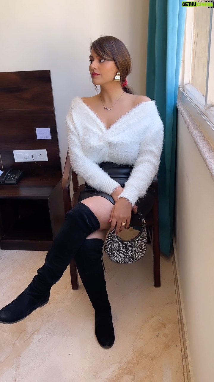Neha Wadhawan - 3.5K Likes - Life is short and the world is wide🖤🤍
.
.
.
.
.
.
#winterfashion #sweater #blackboots