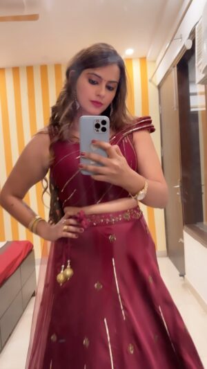 Neha Wadhawan Instagram - Don’t forget to reflect 🪞
.
.
.
.

#lehngacholi #indianwedding #mirrorselfie