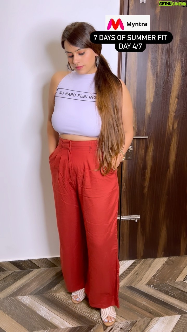Neha Wadhawan - 1.4K Likes - 7 days of summer fit.
Day 4/7
Top- thrifted, pants @myntra bag @mango 
Product link in the bio.
.
.
.
#pants #croptop