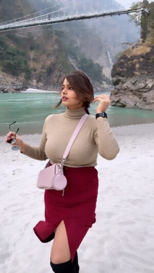 Neha Wadhawan Instagram - Hella fine and it works every 🕰️
.
.
.
.
.
#river #side #skirtstyle