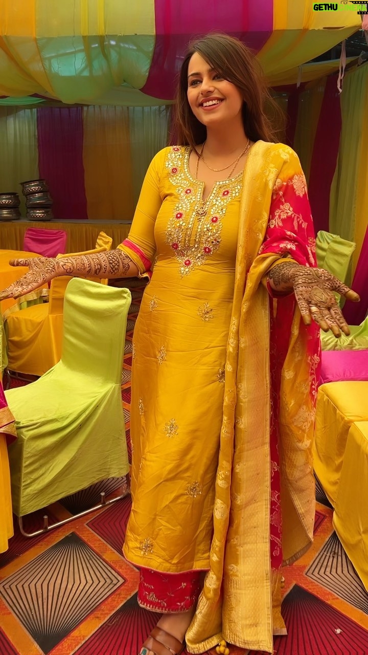 Neha Wadhawan - 2.8K Likes - Mehndi and chill😁
.
.
.
#indiansuit #mehndi #indanwedding #bhaikishadi