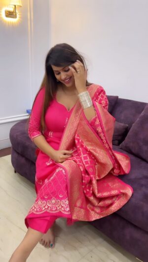 Neha Wadhawan Instagram - Veere da vyah❤️💓❤️
.
.
.
#indianwedding #indiansuit #pink #veeredavyah