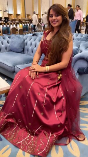 Neha Wadhawan Instagram - Menu lehnga 😄
.
.
.

#indianwedding #lehnga #wine