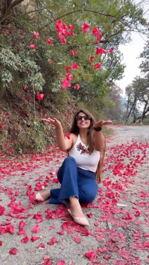 Neha Wadhawan Instagram - Happy holi everyone 😁😊
.
.
.
.
#holi #binsar #hills #naturelover