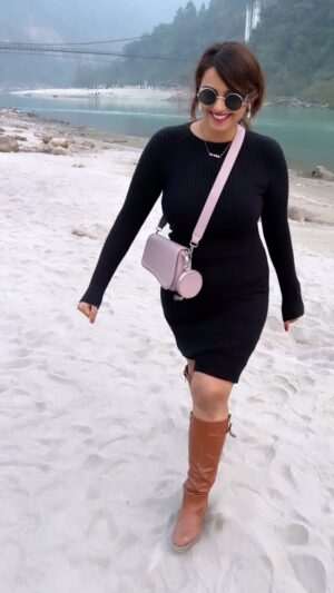 Neha Wadhawan Instagram - Take only pictures, leave only footprints.
.
.
.
.
.
#blackdress #winter #beach #whitesand #river