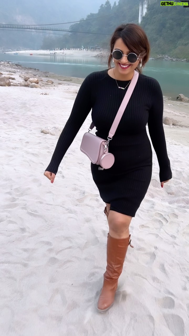 Neha Wadhawan - 1.5K Likes - Take only pictures, leave only footprints.
.
.
.
.
.
#blackdress #winter #beach #whitesand #river